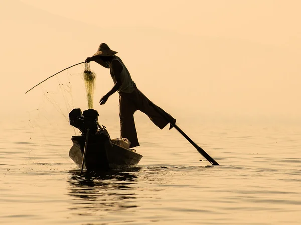 Inle Lake Myanmar - Traditional burmese fisherman balancing on t — Stock Photo, Image