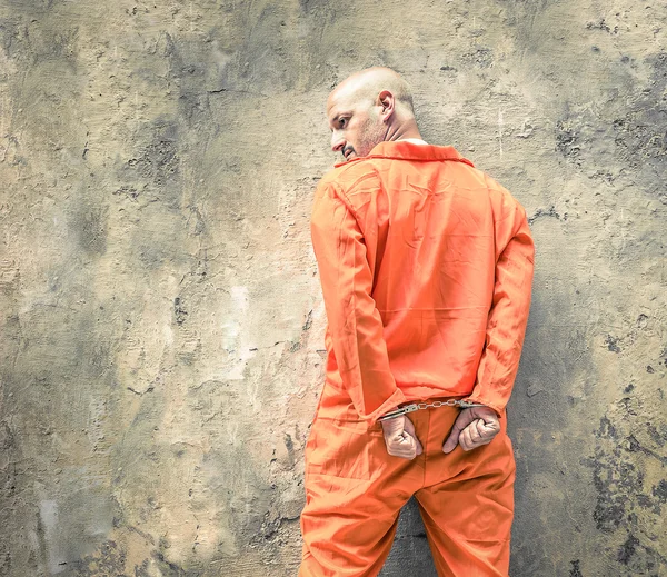 戴着手铐的囚犯等待死刑 — 图库照片
