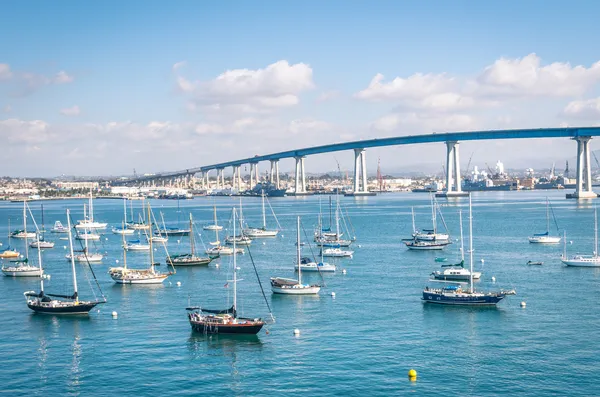 San diego waterfront yelkenli tekneler - endüstriyel liman ve c ile — Stok fotoğraf