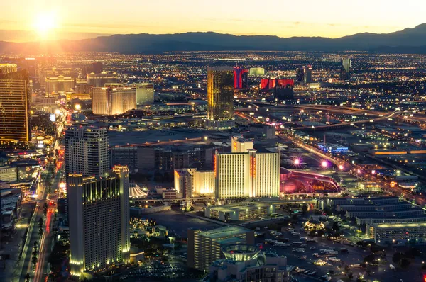 Las vegas skyline bij zonsondergang - de strip - luchtfoto van Las Vegas Boulevard nevada — Stockfoto