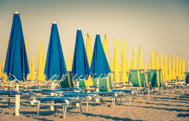şemsiye ve şezlong rimini plaj İtalya - nostaljik filtre retro vintage dünya ünlü İtalyan Rivierası bak