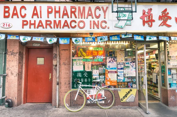 NEW YORK - NOVEMBER 21, 2013: chinese farmacy in the heart of Chinatown. Located in Manhattan, Chinatown is home to the largest enclave of Chinese people in the Western Hemisphere. — Stock Photo, Image