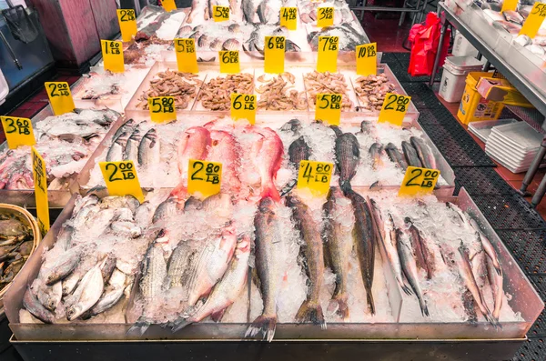 NEW YORK - NOVEMBER 21, 2013: fish market in the heart of Chinatown. Located in Manhattan, Chinatown is home to the largest enclave of Chinese people in the Western Hemisphere. — Stock Photo, Image