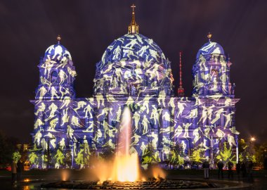Berlin, Almanya - 16 Ekim: renkli ışıklar ışıklar festival boyunca 16 Ekim berlin, Almanya, ışıklı berliner kubbe. Festival ışıkların 2013 20 Ekim 9 dan yer alacak.
