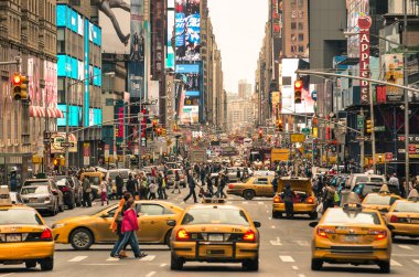 New york - 22 Aralık 2013: gün batımına kabinler ve geri dönüşüme insanlar üzerinde manhattan'ın 7 av. Bitirim. Yedinci avenue central park ve parkın kuzeyinde iki yönlü bir sokak aşağıda güneye doğru.