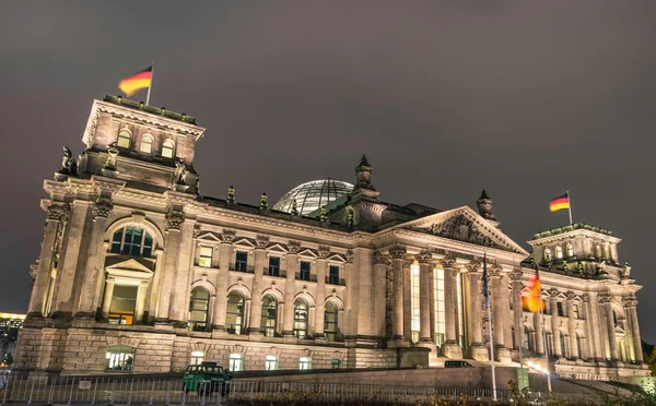 BERLIN, GERMANY - OCTOBER 16: night perspective view of the Reichstag, the german parliament on October 16, 2012 in Berlin, Germany. The building is now the second most visited attraction in Germany. — Stock Photo, Image