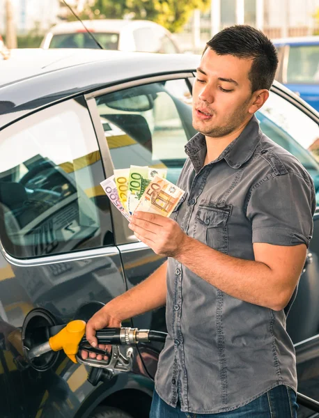 Ο άνθρωπος στο βενζινάδικο - προβλήματα που ασχολούνται με τα χρήματα για την αυξανόμενη τιμή της βενζίνης — Φωτογραφία Αρχείου