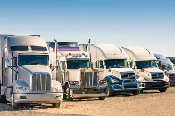 Genéricos semi Trucks em um estacionamento Fotos De Bancos De Imagens