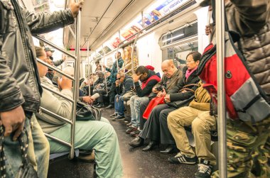 New york - 2 Kasım 2013: insanlar metro, şehir merkezindeki manhattan karışık. Burada en karışık geri dönüşüme dünya almak yer yer ve gerçek toplumun gerçek ayna trenler vardır.