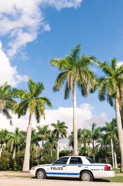 Miami - 2 Aralık 2013: coral gables bölümünün geleneksel polis arabası park biltmore hotel. En düşük ücretli yasa uygulama ajansı Güney Florida Miami polisi olduğunu.