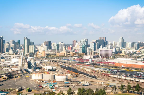 San diego - 20. dezember 2013: industriegebiet in san diego stadtzentrum von der coronado brücke aus gesehen. san diego beherbergt mehrere große Hersteller drahtloser Mobilfunktechnologie und Softwareunternehmen. — Stockfoto