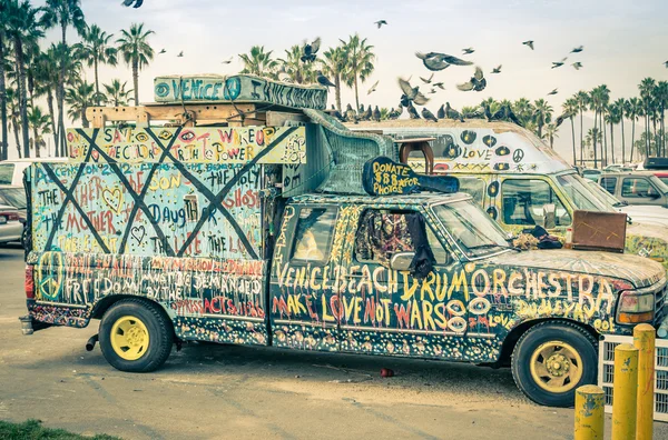 VENICE, UNITED STATES - DECEMBER 18, 2013: hippie artistic minivan on the Ocean Front Walk in Venice Beach. The image has been edited with a vintage retro nostalgic filtered look. — Stock Photo, Image