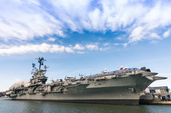 NOVA CIDADE DA IORQUE - NOVEMBRO 23, 2013: navio da Marinha USS Intrepid, também conhecido como The Fighting "I". Descomissionado em 1974, em 1982 Intrepid tornou-se a fundação do Intrepid Sea, Air & Space Museum . — Fotografia de Stock