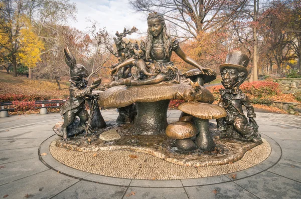 NEW YORK - NOVEMBER 22, 2013: Alice in Wonderland monument in Central Park. The sculpture was created in 1959 by Jose de Creeft under the commission of George Delacorte dedicated to the wife Margarita — Stock Photo, Image