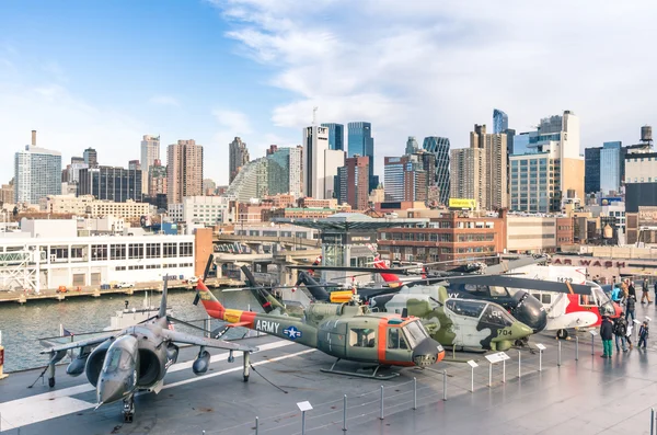 New york city - 23 listopadu 2013: vojenská letadla a vrtulníky námořnictva lodi uss intrepid. vyřazeno z provozu v roce 1974, v roce 1982 intrepid se stala základem neohrožený moře, vzduch & prostor muzea — Stock fotografie