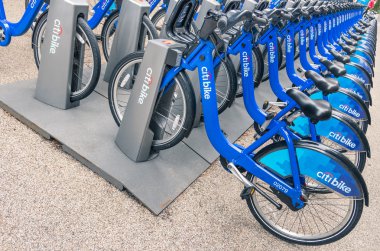 New york city - 22 Kasım 2013: manhattan şehir merkezindeki grand central terminali çıkışında yeni mavi citibikes dizilmiş. Citi Kiralama paylaşım programı ABD'de en büyük bisiklet olduğunu.