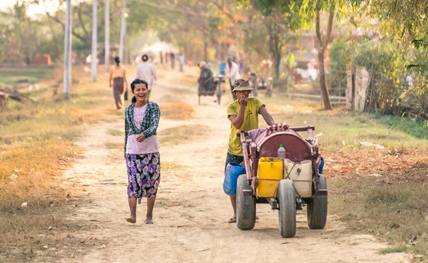 YANGON, MYANMAR - 17 DE FEBRERO DE 2014: la vida cotidiana en un pueblo rural en la zona de Dala. = = Geografía = = Yangon se encuentra ubicado en las coordenadas. . —  Fotos de Stock