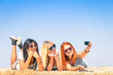 plajda bir selfie - dostluk ve eğlenceli yeni trendleri ve teknoloji ile yaz aylarında konsept - arkadaşlarım modern smartphone ile an zevk alarak kız grubu