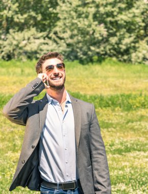 çalışma günü - doğanın insan Büyükşehir ve kentsel yaşam ile karışık modern kavram sonra molası smartphone ile parkta genç iş adamı