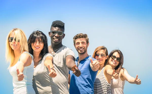 Grupo de amigos felizes multirraciais com polegares para cima - Conceito de amizade internacional e sucesso contra o racismo e barreiras sociais multiétnicas — Fotografia de Stock