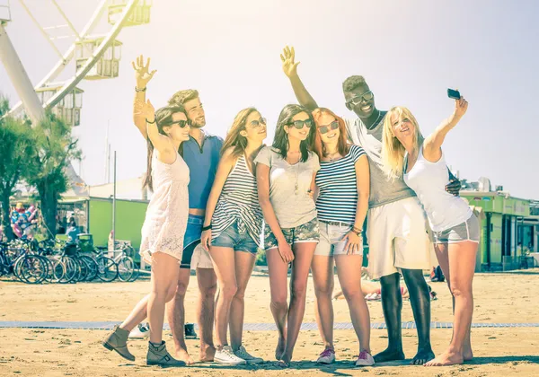 Grupo de amigos felices multirraciales tomando selfie al volante ferris - Concepto internacional de felicidad y amistad multiétnica todos juntos contra el racismo por la paz y la diversión - Vintage mirada filtrada —  Fotos de Stock