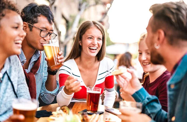 Multiculturele Mensen Die Bier Drinken Brouwerij Bar Tuin Echte Vriendschap Stockfoto