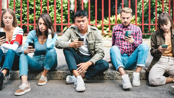 Milenial Friends Group Using Smartphone Sitting University College Backyard Jongeren Rechtenvrije Stockfoto's