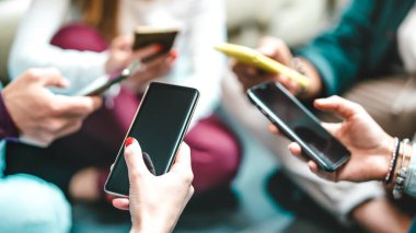Cep telefonlarında veri kullanan blogcu ellerinin kapatılması - Arkadaşların akıllı telefonlarla sosyal medyada görüntülerini paylaşmalarının ayrıntıları - Sol başparmağına özenli seçici odaklı teknoloji ve cep telefonu kültürü kavramı