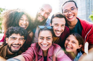 Çok kültürlü erkekler ve kızlar arka planda selfie çekiyorlar - genç çok ırklı arkadaşların eğlenceli bir gün geçirmesi üzerine mutlu milenyum arkadaşlığı konsepti - parlak, parlak, ışıltılı bir filtre