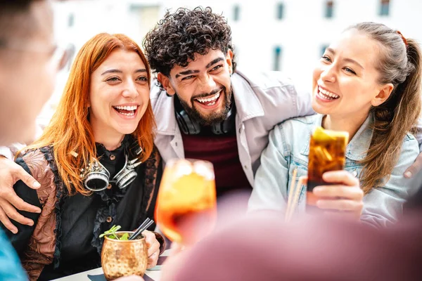 年轻人下班后在露天酒吧畅饮的乐趣 与时髦男女一起享受在市中心快乐时光的生活方式 明亮温暖的过滤器 — 图库照片