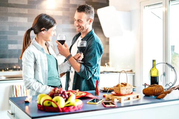 Casal Jovem Amantes Torrando Vinho Tinto Cozinha Casa Pessoas Felizes — Fotografia de Stock