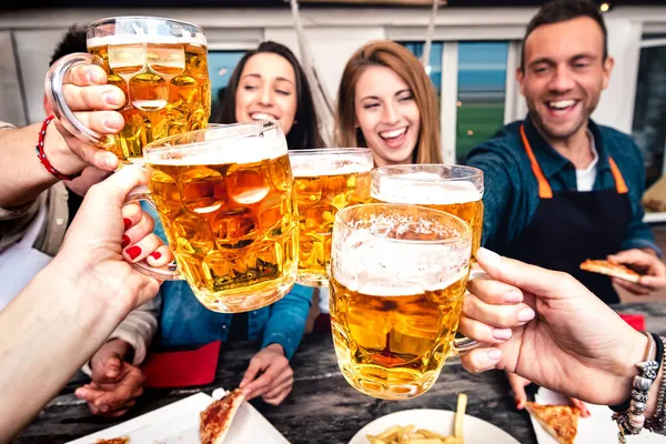 Punto Vista Dei Giovani Mentre Brindano Alla Birra Nel Patio — Foto Stock