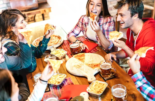 Jovens Comer Pizza Takeaway Casa Reunião Familiar Conceito Estilo Vida — Fotografia de Stock