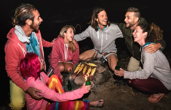 Jovens Amigos Indie Divertindo Juntos Noite Praia Festa Cozinhar Espigas — Fotografia de Stock