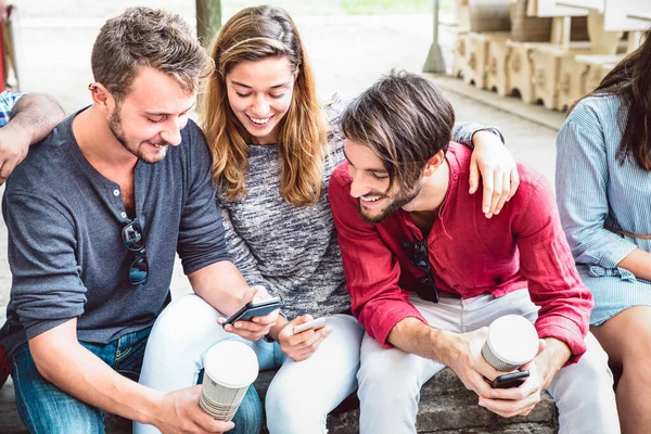 Grupo Pessoas Milenares Multiculturais Usando Telefone Inteligente Quintal Faculdade Cidade — Fotografia de Stock