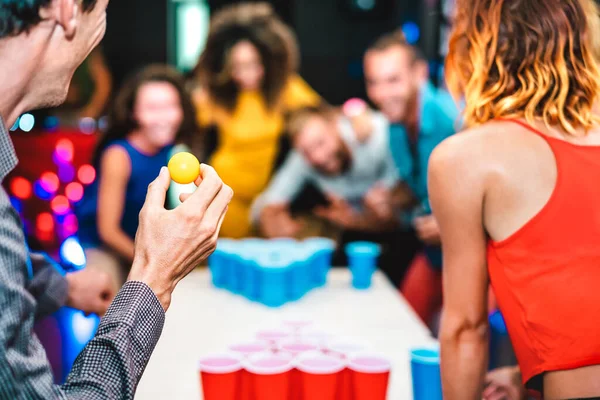 Fond Déconcentré Jeunes Amis Jouant Bière Pong Auberge Jeunesse Concept — Photo