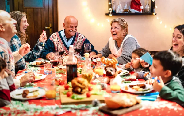 Família Várias Gerações Divertindo Evento Jantar Natal Férias Inverno Conceito — Fotografia de Stock