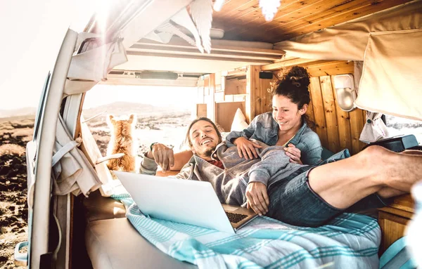 Digitaal Nomadenpaar Reist Samen Met Hond Retro Van Transport Vrijheid — Stockfoto