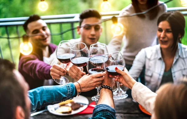 Mensen Hebben Plezier Boerderij Zonsondergang Gelukkige Vrienden Toasten Rode Wijn Rechtenvrije Stockafbeeldingen