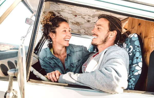 Pasangan Hipster Yang Berkendara Perjalanan Dengan Mobil Van Tua Mini Stok Lukisan  
