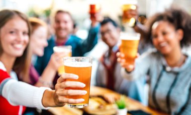 Bira fabrikası verandasında bira içen ve bira içen arkadaşlarımın bulanık arka planı - Brew Door Bar 'da birlikte eğlenen insanlarla Happy Hour tanıtım konsepti - Düşük bardaklı bardağa odaklan