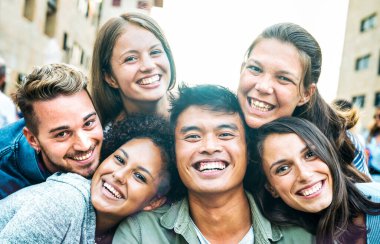 Çok kültürlü erkek ve kadınlar arka planda selfie çekiyorlar mutlu milenyum tarzı konsept genç çok ırklı arkadaşlara birlikte eğlenceli bir gün geçiriyorlar parlak gök mavisi filtresi ve güneş ışığı.