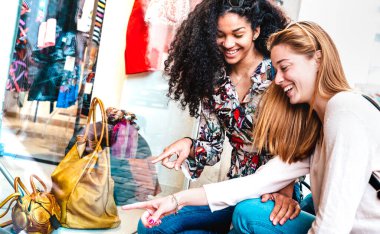 Moda haftası moda dükkanında sergilenen genç mutlu kadınlar - En iyi bayan arkadaşlar boş vakitlerini şehir merkezinde alışveriş yaparak geçiriyorlar - parlak canlı filtre