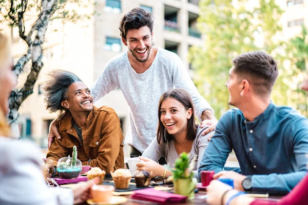 Multikulturelle Freunde Trinken Cappuccino Café Restaurant Junge Leute Amüsieren Sich — Stockfoto