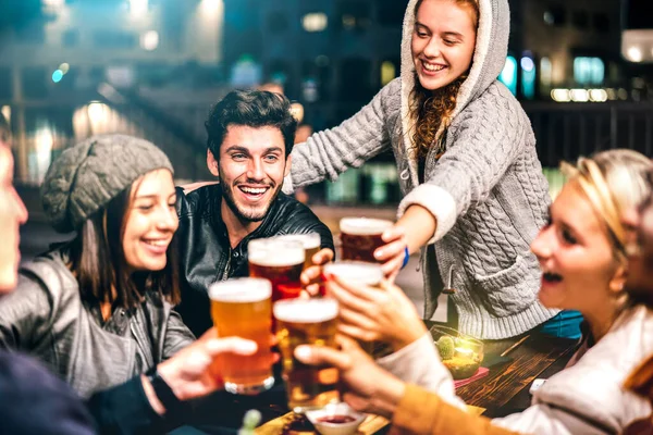 醸造所のバーでビールを飲む幸せな人々 オープンエアレストランのパティオで一緒に時間を楽しむ本物の友人と多文化生活スタイルの概念 男に焦点を当てた鮮やかなフィルター — ストック写真