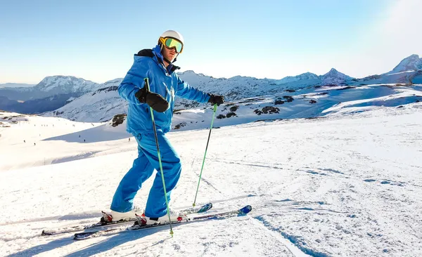 Atlet Ski Pada Seragam Biru Pada Saat Santai Resor Ski — Stok Foto