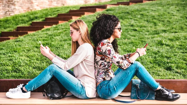 Jonge Paar Vriendinnen Desinteresse Moment Met Behulp Van Mobiele Smartphones — Stockfoto