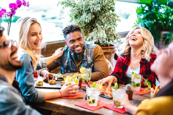 Junge Freunde Trinken Mojito Cocktails Schickem Pub Restaurant Life Style — Stockfoto