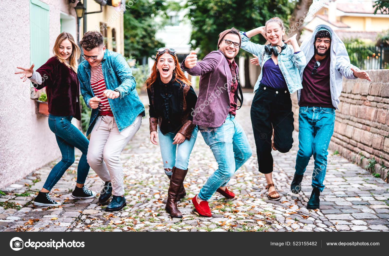 친구들 가지를 행동을 남녀들이 필터를 사용하여 캠퍼스에서 분위기의 대학생들 거리에서 — 스톡 사진 © ViewApart  #523155482, image size:1600x1052