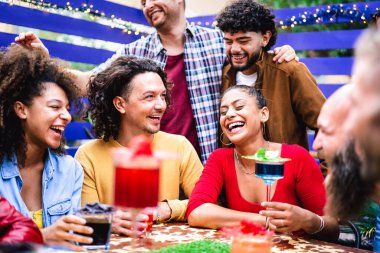 Çok kültürlü insanlar süslü kokteyl barları avlusunda gerçek bir eğlence anı yaşıyorlar, hayat tarzı konsepti, kaldırım restoranındaki kafede birlikte gülen insanlar.